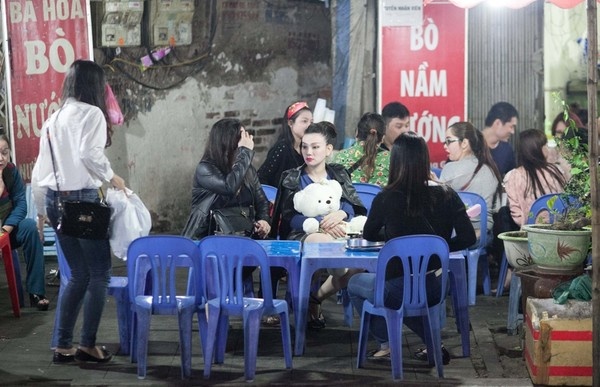 Trên đường từ khách sạn đến quán ăn đêm, Thu Thủy vẫn kè kè bên gấu bông, ngay cả khi đã yên vị trong bàn ăn. Nữ ca sĩ và bạn trai vừa có đám cưới bất ngờ hôm 29/10 sau 13 năm hẹn hò. Theo nhiều nguồn tin, Thu Thủy đang mang thai ở tháng thứ 4. 