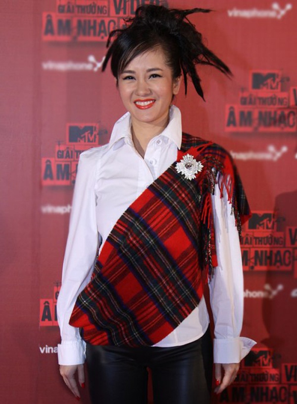 Trong thời điểm mang song thai, trước khi ra nước ngoài chuẩn bị cho ngày lâm bồn, diva Hồng Nhung vẫn tham dự vài sự kiện của làng giải trí. Vào tháng 1/2012, “cô Bống” đến dự đêm trao giải Video Âm nhạc Việt với phong cách ăn mặc khác biệt so với thói quen trước đó. 