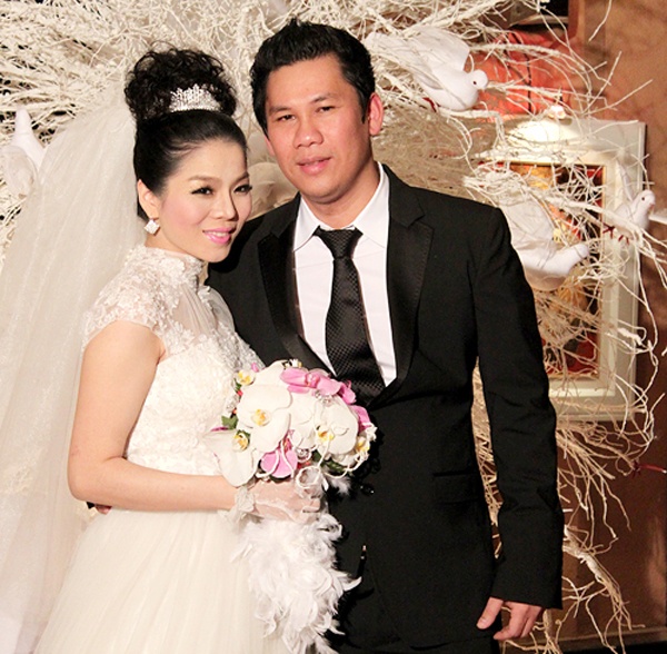 Tháng 5/2011, nữ ca sĩ Thôi đừng chiêm bao hạ sinh con trai đầu lòng. Bó hoa là “vũ khí” quen thuộc thường được các cô dâu khác áp dụng như Quỳnh Anh, Jennifer Phạm, Thùy Lâm,… 