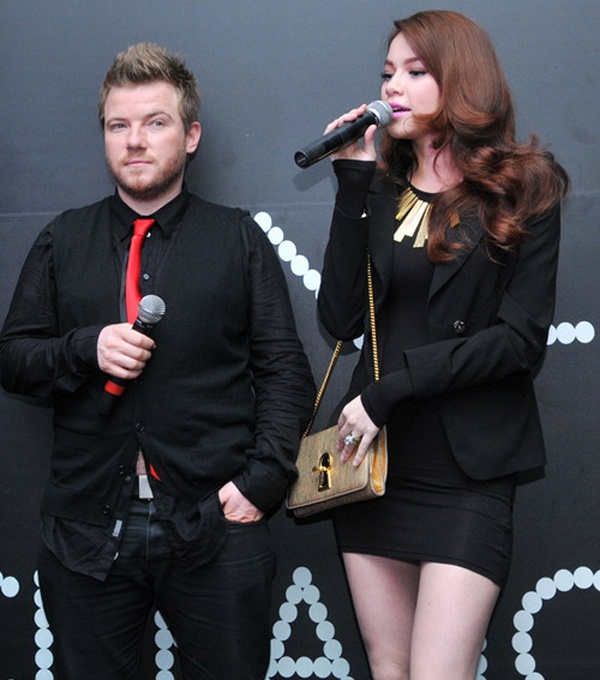 Trong sự kiện của nhãn hàng tài trợ, giọng ca Và em đã yêu diện bộ váy ngắn ôm sát màu đen, khoác thêm blazer cùng với chiếc purse ánh kim. Trong suốt thời gian diễn ra sự kiện, Hồ Ngọc Hà luôn nắm chặt túi trước bụng với cử chỉ thiếu tự nhiên. Chỉ đến khi chụp ảnh nghiêng, vòng 2 to bất thường của cô mới lộ rõ.   