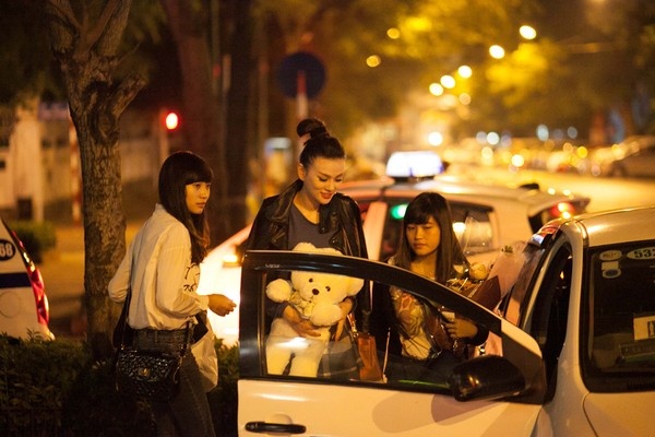 Đáng chú ý là trong lần Thu Thủy diễn ở Hà Nội, khi ra về sau buổi diễn, nữ ca sĩ ôm lấy con gấu bông lớn được fan tặng áp sát trước bụng. 