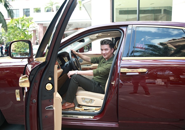 Đây là chiếc xe duy nhất có tại Việt Nam, các bộ phận được mạ vàng sang trọng ngay cả tới những chi tiết nhỏ, phần nội thất được bọc da. Nam ca sĩ đã mua bảo hiểm cho xế hộp tiền tỷ này. Giọng ca Say tình hy vọng đêm diễn sẽ làm thỏa mãn 800 khán giả, xứng đáng với số tiền giá vé từ 2 đến 5 triệu đồng. 