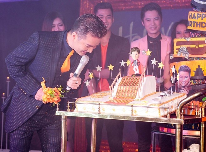 Trước khi giới thiệu xế hộp 40 tỷ, Đàm Vĩnh Hưng cũng có một “món đồ” dát vàng khác là chiếc bánh sinh nhật mà anh được tặng hôm 2/10. Tại bữa tiệc sinh nhật tròn 43 tuổi ở TP. HCM, một người bạn đã tặng nam ca sĩ chiếc bánh kem dát 100 chỉ vàng ở chính giữa cùng với một bức tượng chân dung. 