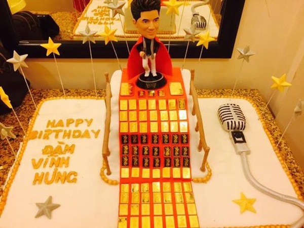 Cùng tới chiếc bánh là thiệp chúc mừng cũng ánh màu vàng. Món quà đắt tiền đã thu hút sự tò mò của người hâm mộ nam ca sĩ. Theo Đàm Vĩnh Hưng tiết lộ, người tặng quà là một người đàn ông hơn 2 tuổi nhưng không hé lộ chi tiết thông tin. 