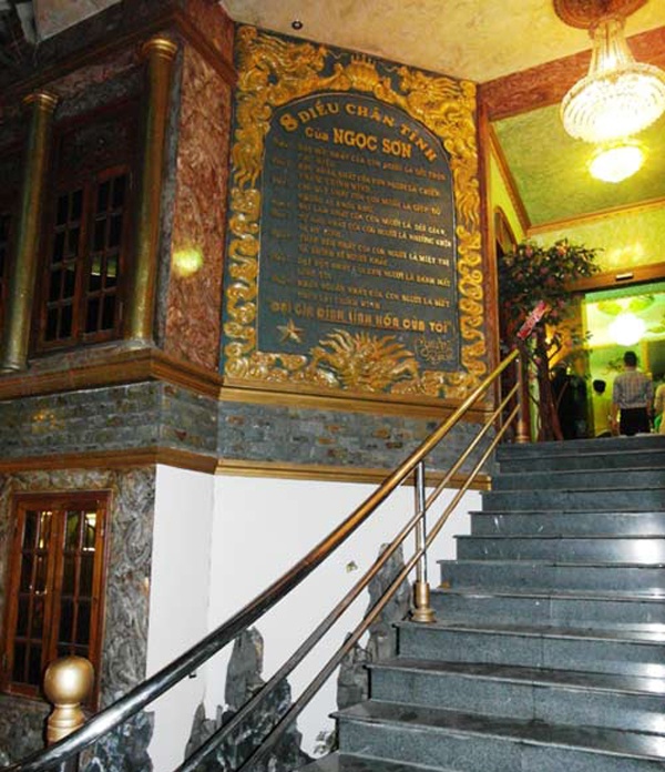 Được xây dựng vào năm 1999, căn nhà có diện tích 300 mét vuông với phần hoa văn được trạm trổ dát vàng công phu. Hầu hết không gian ngôi nhà đều toát lên màu ánh vàng lấp lánh, từ lối đi vào đã là bảng 8 điều chân tình do Ngọc Sơn sáng tác óng ánh nhũ vàng. 