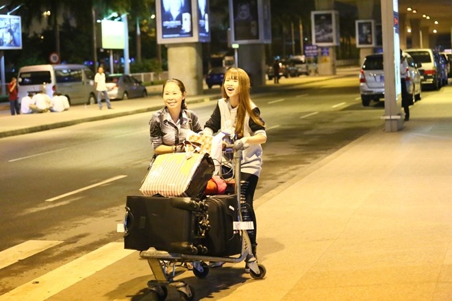 Tại các sự kiện giải trí, Khởi My cũng quấn quýt bên mẹ.  Hai mẹ con bươn chải với cuộc sống từ lúc nghèo, đến khi nổi tiếng Khởi My vẫn “bám” Má Năm như thói quen cũ. Nữ ca sĩ đưa cat-xê đi diễn cho mẹ giữ, khi tụ tập bạn bè, cô cũng dẫn mẹ theo. 