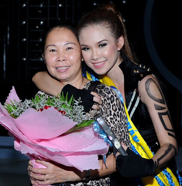 Bố mẹ ly hôn, nữ ca sĩ Khởi My được một tay mẹ nuôi dạy trong gian khổ nên cô thấm thía được công lao của mẹ - cô Kiều (hay còn được gọi là Má Năm). 