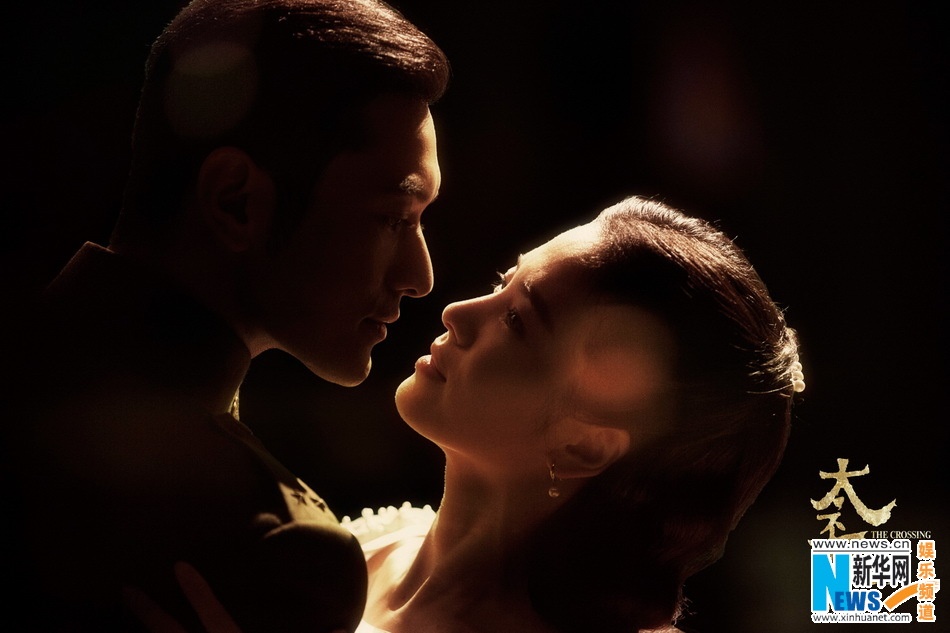 Ở bức ảnh khác, cặp đôi âu yếm nhìn nhau khi đang khiêu vũ. The Crossing là tác phẩm mới của đạo diễn Ngô Vũ Sâm, phim lấy bối cảnh trong cuộc cách mạng năm 1949, có 3 cặp đôi cùng lên một chiếc thuyền lớn từ Trung Quốc tới Đài Loan. 