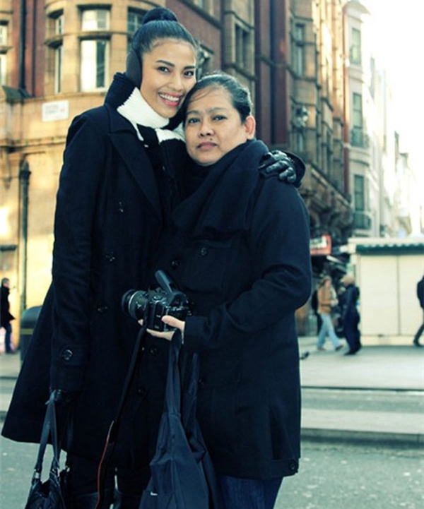 Tới khi gia nhập showbiz, người đẹp cũng ủy quyền cho mẹ làm người quản lý đại diện cho cô trong công việc. “Mỹ nhân ăn chay châu Á” chia sẻ, nhờ có sự nghiêm khắc của mẹ mà cô hiếm khi vướng vào scandal. 