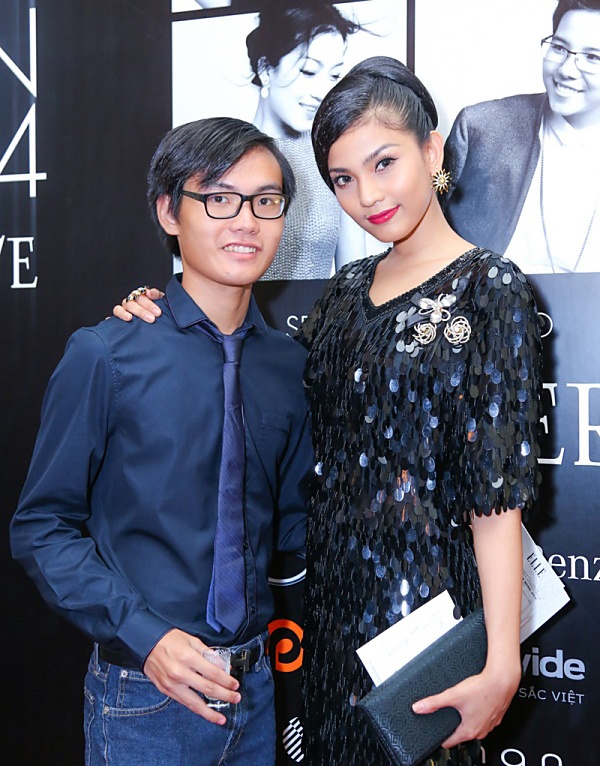 Ngoài công việc, Trương Thị May dành thời gian bên mẹ và các em. Ngay cả tới những sự kiện, nếu không đi cùng mẹ, Á hậu cũng dẫn theo em trai. Không ít lần, Trương Thị May mặc lại những bộ cánh của mẹ để lại tới dự sự kiện. 