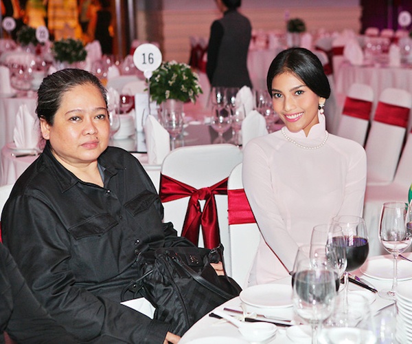 Dấn thân vào showbiz được một thời gian nhưng hình ảnh Trương Thị May luôn được gắn liền với mẹ cô - bà Trương Mỹ Tiền. Mất cha từ nhỏ, 5 chị em Trương Thị May khôn lớn từ hai bàn tay của mẹ. 