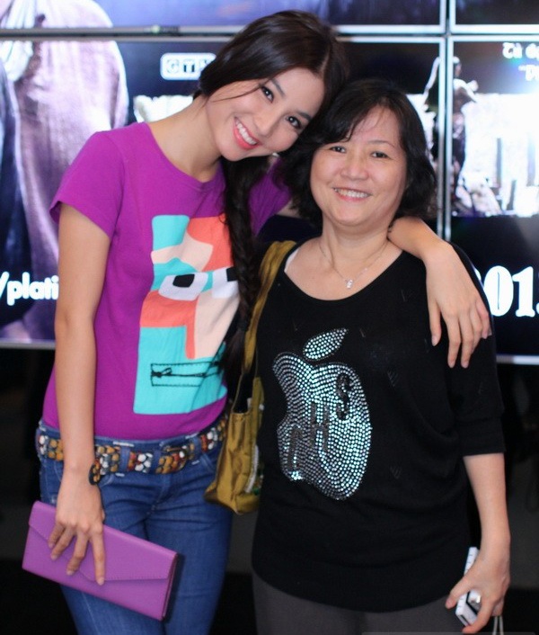 Nữ diễn viên trẻ Diễm My 9x có tính cách khá hợp với mẹ, cô từng thừa nhận là mẫu con gái “bám” mẹ. Bố mẹ chia tay từ nhỏ, Diễm My sống với mẹ, người đẹp chia sẻ mẹ là người ảnh hưởng nhiều nhất đến cuộc sống của cô. 