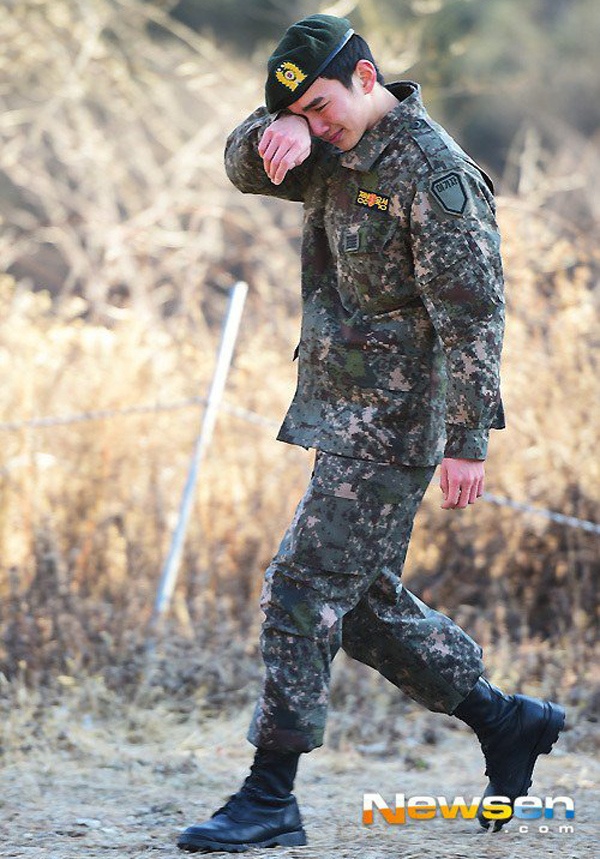 Lặng lẽ đi lính, tới ngày trở về, nam diễn viên được người hâm mộ đến chào đón khiến anh cảm động không cầm được nước mắt. 