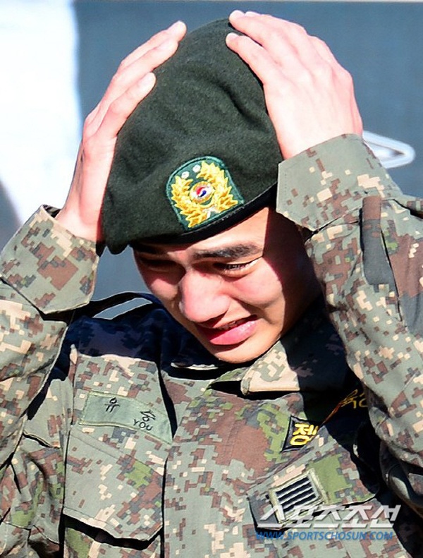 Khác với những người đồng nghiệp nổi tiếng, Yoo Seung Ho không hề làm rùm beng tên tuổi trong suốt quá trình phục vụ quân đội. 