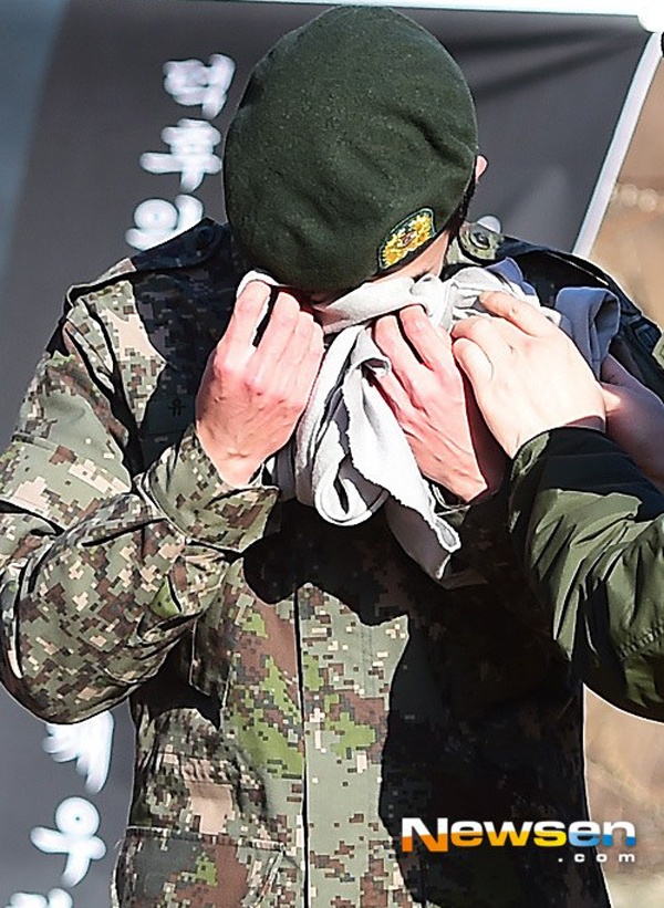 “Tôi xin cảm ơn” – Yoo Seung Ho nói với đám đông fan. Nam diễn viên có biệt danh “em trai quốc dân” chia sẻ: “Tôi đã học được rất nhiều và có được nhiều kỷ niệm đẹp trong suốt 1 năm 9 tháng kia. Đó là khoảng thời gian tôi nghĩ về tương lai mình. Tôi xin lỗi vì không thể nói lời tạm biệt thích hợp đến các lãnh đạo, tôi cũng biết ơn tới những người lính đã luôn dõi theo tôi. Tôi sẽ trở thành một diễn viên đem lại niềm vui cho mọi người. Hy vọng rằng sẽ có ai đó vui vẻ khi thưởng thức tác phẩm của tôi”.