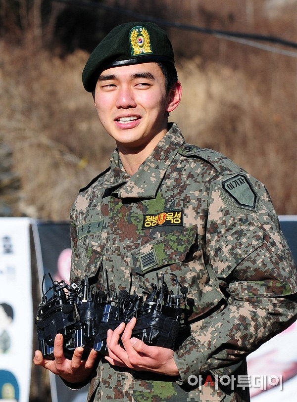 Yoo Seung Ho mắt đỏ hoe trả lời báo giới. Mỹ nam 21 tuổi có gương mặt khá giống với đàn anh So Ji Sub, đã lựa chọn được bộ phim sắp tới sẽ tham gia. “Tôi đã chọn phim Joseon Magician là dự án phim đánh dấu sự trở lại” –Yoo Seung Ho nói.