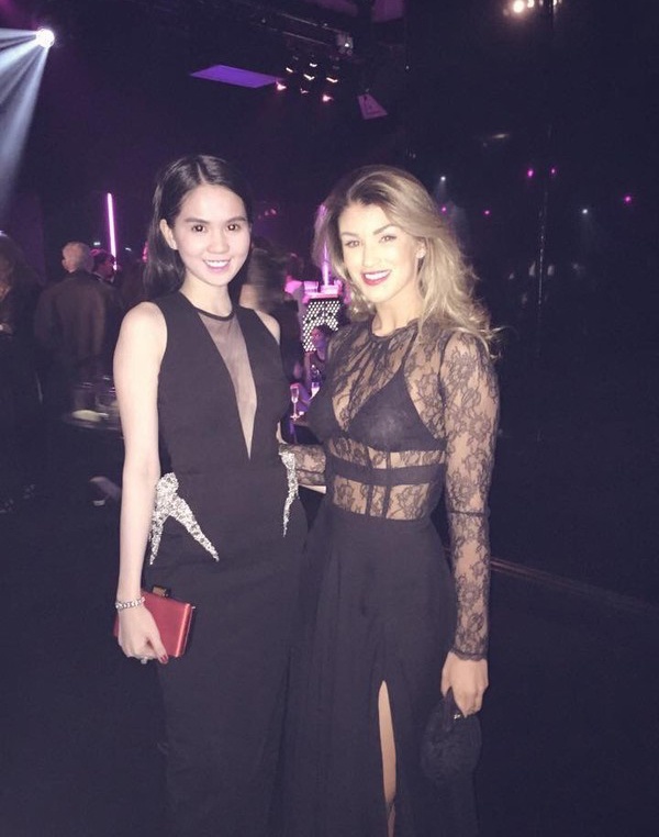 Về phía Ngọc Trinh, cô đi cùng với Diệu Huyền và ông bầu Khắc Tiệp, còn Khánh My song hành với vài người bạn.