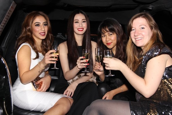 . Với chiếc vé hạng VIP, các người đẹp Việt được đón tiếp bằng xe Limousine, ở tại khách sạn sang trọng, sau khi show diễn kết thúc, họ còn tham dự bữa tiệc cùng các “thiên thần nội y” sau đó. 