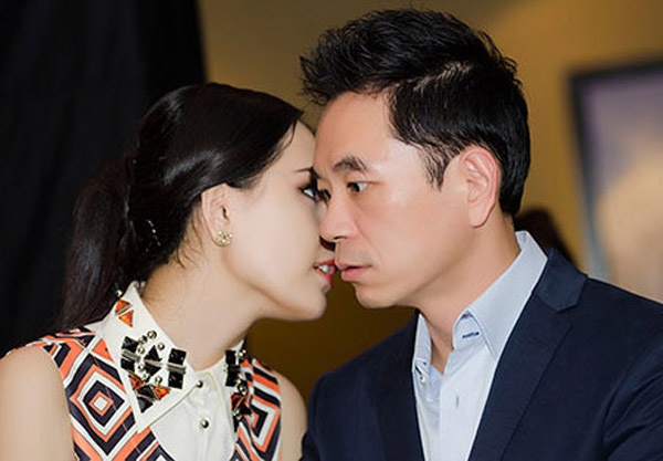 Tới dự một triển lãm nghệ thuật, Hoa hậu Mai Phương Thúy đi cùng doanh nhân đồng thời là bạn trai tin đồn của cô - Benny Ng. Trong khi chương trình diễn ra, thi thoảng người đẹp và Benny Ng có những khoảnh khắc trò chuyện riêng tư với nhau. 