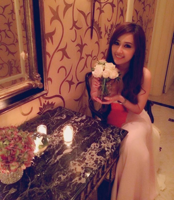 Ngay từ lúc đặt chân xuống sân bay, người đẹp Việt được nhân viên của ban tổ chức đón tiếp, đưa cô về khách sạn hạng sang.