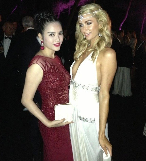 Trên trang cá nhân, Lý Nhã Kỳ khoe bức ảnh chụp cùng “nữ hoàng tiệc tùng” Paris Hilton và chia sẻ ngôi sao của Hollywood mong muốn được đến Việt Nam du lịch.   