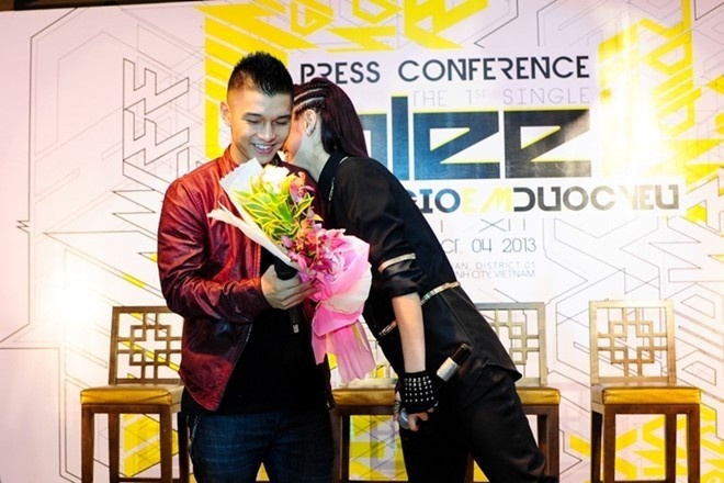 Nữ ca sĩ mang hai dòng máu Việt – Pháp Mlee đang vướng vào tin đồn tình cảm với ca sĩ Cường Seven. Cả hai thường xuyên xuất hiện cùng nhau tại nhiều sự kiện giải trí. Cường Seven từng tới dự buổi họp mắt nhạc phẩm mới của Mlee và cả hai có những cử chỉ thân mật khiến tin đồn càng thêm có căn cứ. 