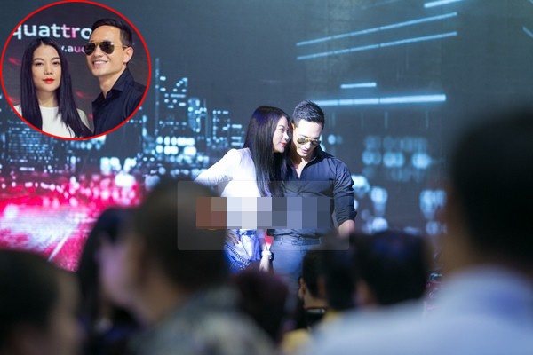 Cặp đôi điện ảnh Trương Ngọc Ánh – Kim Lý sát cánh bên nhau trong nhiều sự kiện gần đây. “Vợ chồng giang hồ” có nhiều khoảnh khắc thân mật mỗi khi cùng xuất hiện. Tại buổi triển lãm ở TP.HCM vào cuối tháng 11, “Hương Ga” ghé tai “ông xã” thì thầm khi đang tạo dáng trên sân khấu trung tâm.