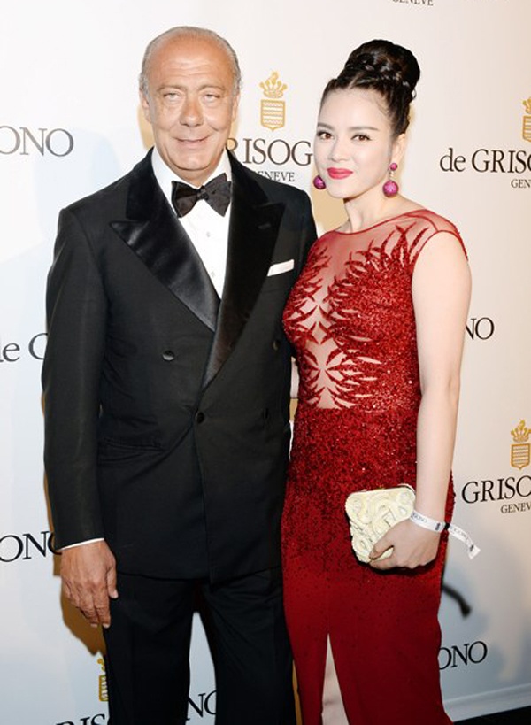 Lý Nhã Kỳ là mỹ nhân hiếm có của showbiz Việt sở hữu những mối quan hệ rộng rãi với giới doanh nhân thời trang quốc tế. Một trong số đó là lần cô được mời đến bữa tiệc hoành tráng của hãng trang sức danh tiếng của Thụy Sĩ De Grisogono tổ chức vào tháng 5 năm ngoái. Sự kiện này nằm trong khuôn khổ LHP Cannes. Lý Nhã Kỳ là khách mời cùng với loạt người đẹp nổi tiếng của làng giải trí thế giới như Sharon Stone, Milla Jovovich, Paris Hilton, Irina Shayk, Heidi Klum, Alessandra Ambrosio, Naomi Campbell, … Trên thảm đỏ, người đẹp Việt cùng các vị khách được đích thân chủ tịch hãng là Fawaz Gruosi tiếp đón. 