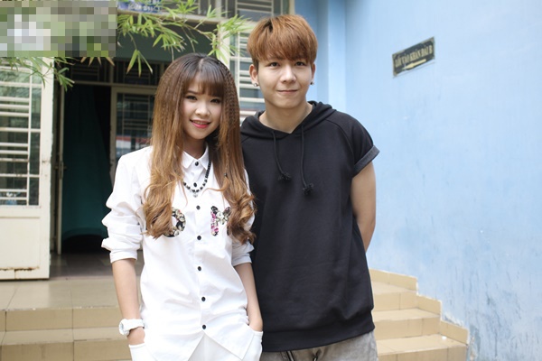 Nữ ca sĩ Khởi My từng vướng vào tin đồn tình cảm với thành viên Kelvin Huy Khánh của nhóm La Thăng nhưng cô cho biết họ chỉ là bạn bè. Quán quân Gương mặt thân quen chia sẻ, tình cảm của cô đối với đàn ông chỉ dừng lại ở mức rung động. Ngoài ra, Khởi My cũng được mẹ khuyên không nên yêu sớm để tránh đau khổ như bà. 