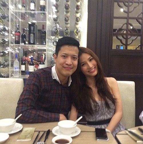 “Hồi xưa, bà thày bói bảo tôi năm 27 tuổi cưới chồng, nhưng hiện tại tôi lại thích cưới chồng sớm hơn, có thể sẽ là năm 25 tuổi” – Diễm My nói. Người đẹp sinh năm 1990 còn tiết lộ cô muốn đám cưới tương lai sẽ được tổ chức ngoài đảo, không quá rùm beng như hoa hậu Hương Giang từng tổ chức. 