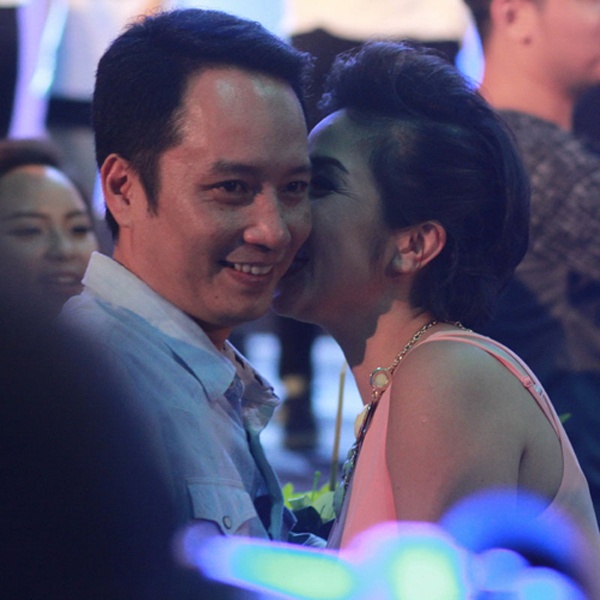 Đầu tháng 10/2014, tại đêm diễn nằm trong dự án Young Hit Young Beat ở Hà Nội vào, cặp vợ chồng Anh Quân – Mỹ Linh tươi cười khi chương trình kết thúc thành công. Diva tóc ngắn thì thầm với ông xã mà không hay ống kính đang hướng về phía vợ chồng cô. Vợ chồng Mỹ Linh hiếm khi bày tỏ tình cảm ở những nơi đông người như vậy.