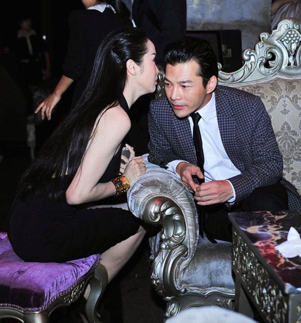 Tại một sự kiện, Trần Bảo Sơn và bạn diễn trong phim Quyên là người đẹp Vũ Ngọc Anh ngồi trò chuyện ở một góc. Ngọc Anh ghé tai nói chuyện trong sự chăm chú của chồng cũ Trương Ngọc Ánh. 