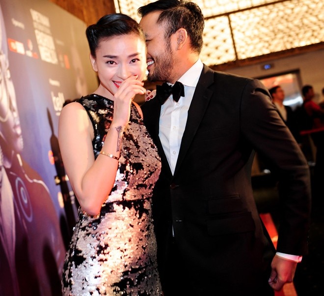 Trong ngày thứ ba của Tuần lễ thời trang quốc tế Việt Nam, Ngô Thanh Vân sánh bước cùng bạn diễn Việt kiều Petey Nguyễn đến dự, họ vừa có bộ phim đóng chung Ngày nảy ngày nay. Trên thảm đỏ, đả nữ cười tươi tắn trong lúc Petey thì thầm với cô, thi thoảng người đẹp lấy tay che miệng cười nhã ý. 