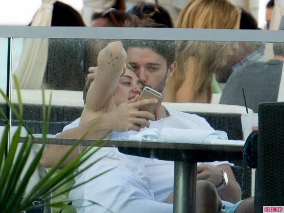 Miley và bạn trai mới Patrick - con trai của tài tử Kẻ hủy diệt Arnold Schwarzenegger.