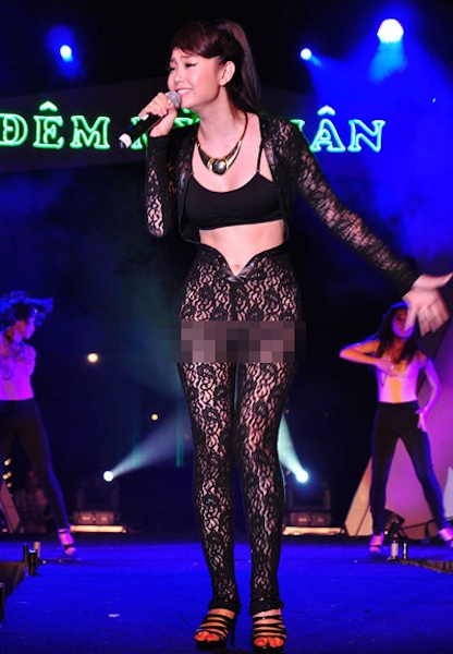 Sang tới năm 2011, tại đêm diễn từ thiện ở Quảng Bình, Minh Hằng tiếp tục trở thành đề tài bàn tán khi diện chiếc quần ren phản cảm biểu diễn. Trang phục của “bé Heo” bị công chúng phàn nàn là phản cảm. 