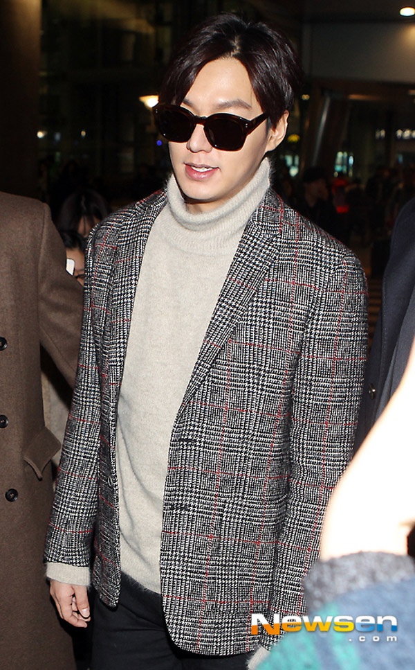 Trong lần xuất hiện mới nhất, Lee Min Ho để kiểu đầu bổ luống – kiểu tóc từ những năm 90 quay về thống trị showbiz Hàn từ năm ngoái. Mỹ nam The Heirs trông khá bảnh bao với kiểu đầu này.