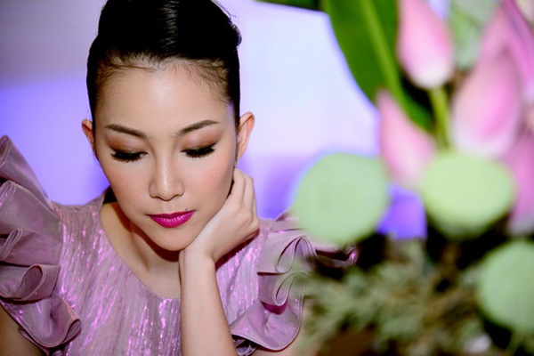 Bộ váy Linh Nga diện có phần cúp ngực khá rộng so với vòng ngực nhỏ của cô, lại không có dây quai khiến nó trở nên “nguy hiểm” đến chủ nhân. Sau tai nạn trên sàn diễn, Linh Nga khóc khá nhiều.