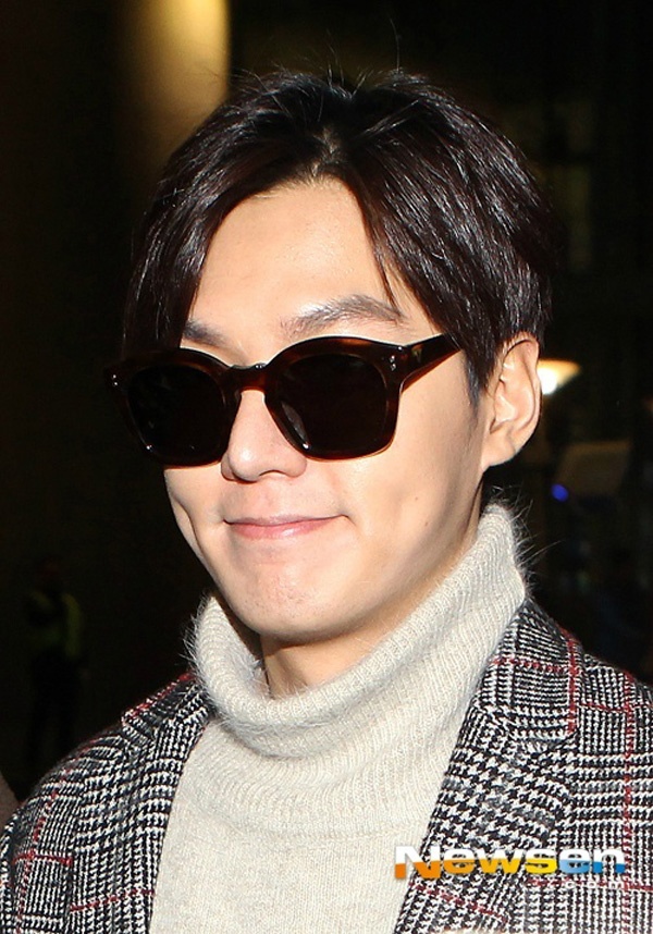 Nam diễn viên sinh năm 1987 luôn tươi cười trước sự chào đón của người hâm mộ. Lee Min Ho vừa có chuyến đi đến Trung Quốc để tổ chức những buổi họp mặt fan. Mỹ nam liên tục di chuyển bằng máy bay tới nhiều thành phố chỉ trong thời gian ngắn.