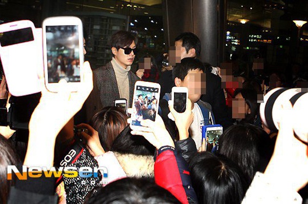 Các fan tranh thủ ghi lại hình ảnh thần tượng bằng điện thoại. Gần một năm nay, Lee Min Ho tạm vắng bóng trên màn ảnh nhỏ, anh tập trung quay phim điện ảnh và đóng quảng cáo, tham dự các sự kiện của nhãn hàng.