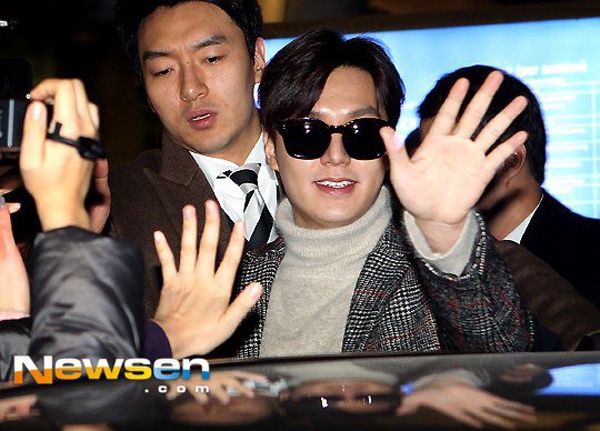 Mỹ nam xứ Hàn vẫy tay chào tạm biệt fan trước khi lên xe.