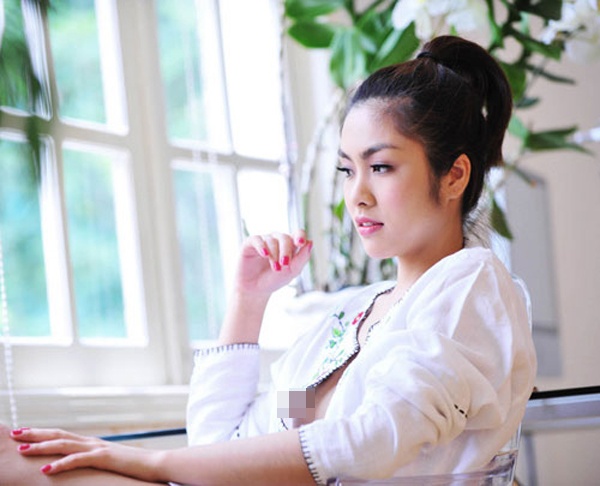 Thế nhưng kể từ khi bước chân vào làng giải trí, Tăng Thanh Hà cũng không tránh khỏi scandal thị phi. Trong một bộ ảnh vào năm 2009 vô tình để lọt bức hình lộ một bên ngực của Hà Tăng. Sự cố này được coi như vụ việc lớn nhất trong sự nghiệp người đẹp. 