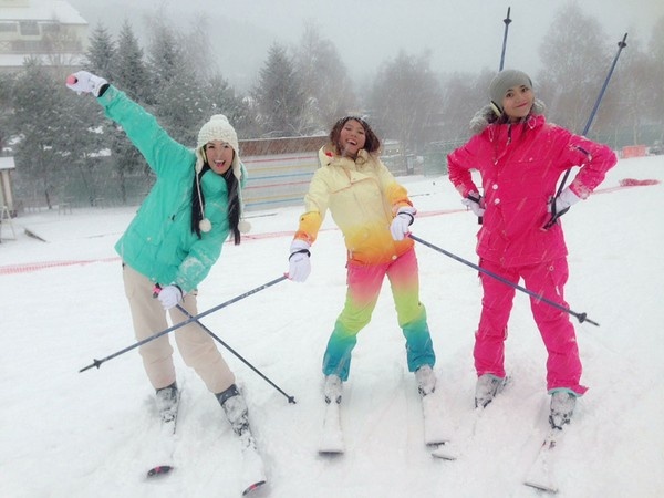 Trên trang cá nhân, Ngọc Hân khoe loạt ảnh cô chơi trượt tuyết cùng bố mẹ. Ngoài ra, hoa hậu còn thích thú khi được ngắm phong cảnh chìm trong tuyết từ trên cáp treo. 