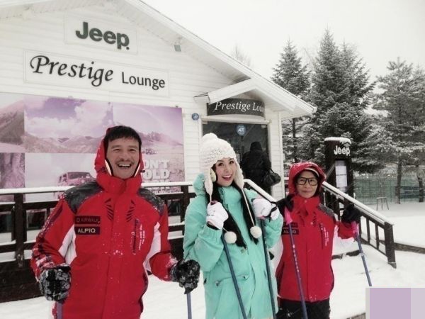 Từng ghé thăm xứ sở kim chi nhiều lần nhưng đây là lần đầu tiên người đẹp được ngắm tuyết, cô cùng gia đình đến nơi quay bộ phim Bản tình ca mùa đông và trượt tuyết tại đây. “Lần đầu được thấy tuyết, được thử nghiệm bộ môn trượt tuyết! Tuyệt vời quá. Lên đỉnh núi Beakdudaegan cao 1500m so với mặt nước biển! Choáng váng với -15 độ! Một cảm giác thật zô mốt! Long lanh trong thung lũng rồng Yongpyeong”. 