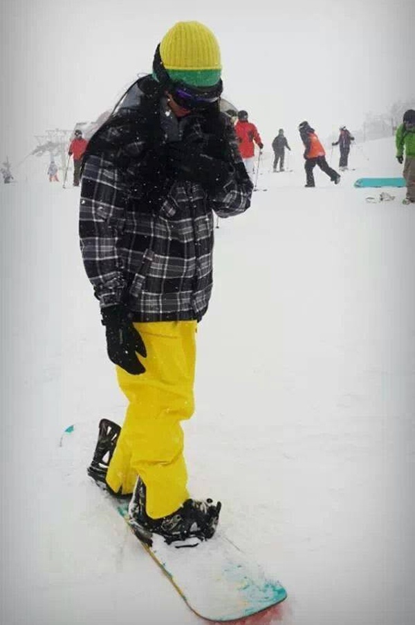 Tại đây, “đả nữ” không quên đi trượt tuyết. Cô diện bộ đồ phong cách, màu sắc nổi bật tự tin đứng trên ván trượt. 