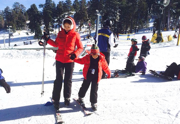 Hoa hậu Hà Kiều Anh thường xuyên đi du lịch cùng gia đình. Nhân dịp cuối năm, vợ chồng người đẹp đưa các con đến Mỹ đoàn tụ với họ hàng. 