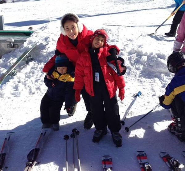 Đến đây, gia đình Hà Kiều Anh đến Mountain High chơi trượt tuyết. Hai cậu bé Vương Khang và Vương Khôi tỏ ra thích thú với bộ môn này. 