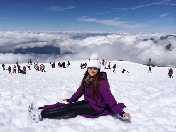 Cựu hot girl kiêm diễn viên Huyền Baby có tần suất du lịch nước ngoài khá dày đặc. Một trong những địa điểm cô đến là đất nước Thụy Sỹ và có dịp trải nghiệm trượt tuyết tại đây. Đến bất cứ đâu, bà mẹ một con cũng diện đồ sành điệu. 