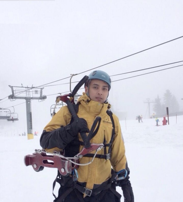 Trong giới showbiz Việt, nam ca sĩ Hồ Quang Hiếu là người cũng có sở thích du lịch. Mỗi lần đặt chân đến địa điểm mới, giọng ca Con bướm xuân lại được trải nghiệm cảm giác mới. Tới ngọn núi Grouse ở Canada, Hồ Quang Hiếu thử sức với với trượt tuyết. 