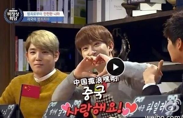 Nam ca sĩ ngồi cạnh người bạn Kangin cùng nhóm Super Junior.