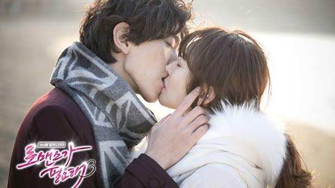 Bộ phim mới I Need a Romance 3 của người đẹp phản diện Kim So Yeon công chiếu hồi đầu năm 2014 hút khán giả nhờ mối tình chị em với chàng trai trẻ Sung Joon. Ở tập 4, cặp đôi có nụ hôn đầu tiên diễn ra tại bờ biển lãng mạn. Đó là khi Joo Wan (Sung Joon) thổ lộ với Shin Soo Yeon (Kim So Yeon) rằng anh đã bắt đầu thích cô. Khi Joo Yeon hỏi: “Bắt đầu khi nào vậy? Tại sao cậu lại thích tôi?”, Joo Wan trả lời: “Tôi bắt đầu bằng nụ hôn” rồi khóa môi Joo Yeon. 